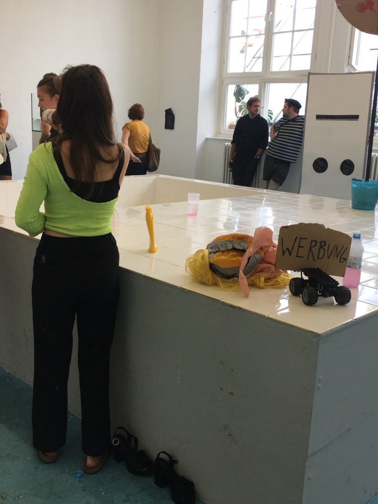 Blick in den Raum mit Arbeiten des Werkkomplexes POOL von Studierenden der Klasse Streuli. Foto: Nathalie Ladermann